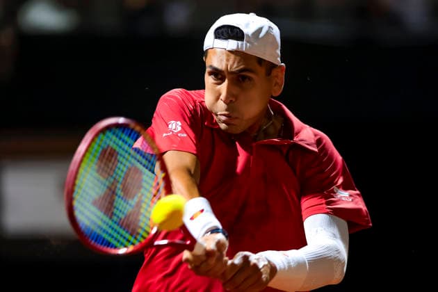 Tenis, Chile vs Serbia. Copa Davis 2026. El jugador de Chile Alejandro Tabilo regresa la pelota frente a Ognen Milic de Serbia durante el partido de sinles de la Copa Davis valido por el Grupo Mundial, disputado en el Court Central Anita Lizana, Parque Estadio Nacional in Santiago, Chile de Santiago, Chile. 06 02 2026 Pepe Alvujar Photosport Tenis, Chile vs Serbia. Copa Davis 2026. Chile player Alejandro Tabilo return the ball against Ognen Milic of Serbia during the Davis Cup singles match valid for the World Group, played at the Anita Lizana Central Court Parque Estadio Nacional in Santiago, Chile. 06 02 2026 Pepe Alvujar Photosport Chile vs Serbia dia 1, Copa Davis 2026 