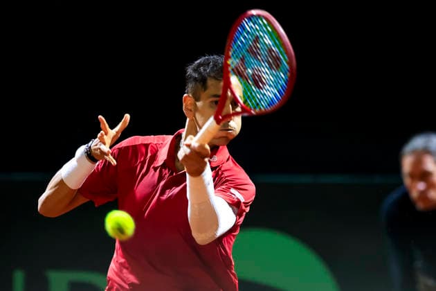Tenis, Chile vs Serbia. Copa Davis 2026. El jugador de Chile Alejandro Tabilo regresa la pelota frente a Ognen Milic de Serbia durante el partido de sinles de la Copa Davis valido por el Grupo Mundial, disputado en el Court Central Anita Lizana, Parque Estadio Nacional in Santiago, Chile de Santiago, Chile. 06 02 2026 Pepe Alvujar Photosport Tenis, Chile vs Serbia. Copa Davis 2026. Chile player Alejandro Tabilo return the ball against Ognen Milic of Serbia during the Davis Cup singles match valid for the World Group, played at the Anita Lizana Central Court Parque Estadio Nacional in Santiago, Chile. 06 02 2026 Pepe Alvujar Photosport Chile vs Serbia dia 1, Copa Davis 2026 