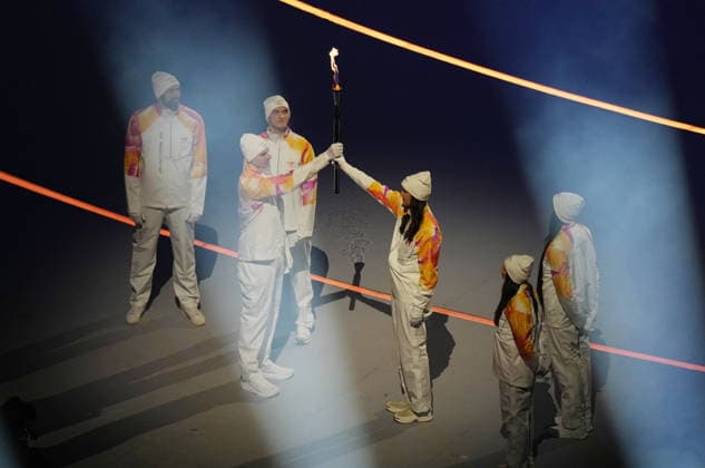 (260207) -- MILAN, Feb. 7, 2026 -- Torchbearers pass the flame during the opening ceremony of the Milan-Cortina 2026 Olympic Winter games, Winterspiele,Spiele, Summer games at the San Siro Olympic Stadium in Milan, Italy, Feb. 6, 2026. ) (MICO2026)ITALY-MILAN-CORTINA 2026-OLYMPIC WINTER GAMES-OPENING CEREMONY XuexYuge 