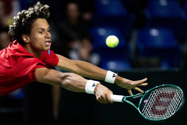 February 6, 2026, Vancouver, Bc, CANADA: Canada s Gabriel Diallo tries to return to Brazil s Gustavo Heide during the first set of a Davis Cup Qualifiers tennis singles match in Vancouver, on Friday, Feb. 6, 2026. Canada News - February 6, 2026  - ZUMAc35_ 20260206_zaf_c35_277 Copyright: xEthanxCairnsx