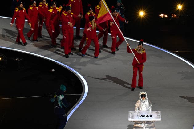 Winter Olympics - Flag Bearers At Opening Ceremony - Milan Spain flag bearer, Olivia Smart leads the German delegation during the opening ceremony at the Milan Cortina Winter Olympics, in Milan, Friday, Feb. 6, 2026. Photo by JMP ABACAPRESS.COM Milan Italy  Copyright: xJMP ABACAx