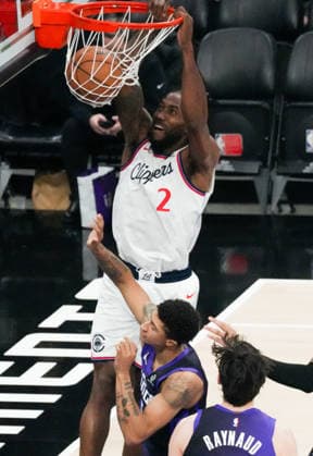 (260207) -- SACRAMENTO, Feb. 7, 2026 -- Kawhi Leonard (top) of Los Angeles Clippers dunks during the 2025-2026 NBA, Basketball Herren, USA regular season basketball game between Los Angeles Clippers and Sacramento Kings in Sacramento, the United States, Feb. 6, 2026. (Photo by Xinhua) (SP)U.S.-SACRAMENTO-BASKETBALL-NBA-CLIPPERS VS KINGS SunxYuxuan 