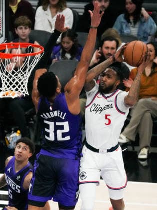 (260207) -- SACRAMENTO, Feb. 7, 2026 -- Derrick Jones Jr. (R) of Los Angeles Clippers goes for a layup during the 2025-2026 NBA, Basketball Herren, USA regular season basketball game between Los Angeles Clippers and Sacramento Kings in Sacramento, the United States, Feb. 6, 2026. (Photo by Xinhua) (SP)U.S.-SACRAMENTO-BASKETBALL-NBA-CLIPPERS VS KINGS SunxYuxuan 