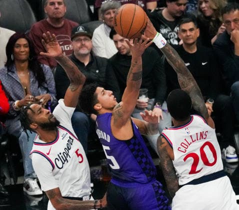 (260207) -- SACRAMENTO, Feb. 7, 2026 -- John Collins (R) of Los Angeles Clippers blocks Nique Clifford (C) of Sacramento Kings during the 2025-2026 NBA, Basketball Herren, USA regular season basketball game between Los Angeles Clippers and Sacramento Kings in Sacramento, the United States, Feb. 6, 2026. (Photo by Xinhua) (SP)U.S.-SACRAMENTO-BASKETBALL-NBA-CLIPPERS VS KINGS SunxYuxuan 