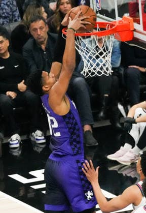 (260207) -- SACRAMENTO, Feb. 7, 2026 -- Dylan Cardwell of Sacramento Kings dunks during the 2025-2026 NBA, Basketball Herren, USA regular season basketball game between Los Angeles Clippers and Sacramento Kings in Sacramento, the United States, Feb. 6, 2026. (Photo by Xinhua) (SP)U.S.-SACRAMENTO-BASKETBALL-NBA-CLIPPERS VS KINGS SunxYuxuan 