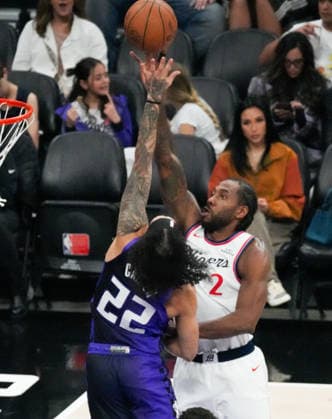 (260207) -- SACRAMENTO, Feb. 7, 2026 -- Kawhi Leonard (R) of Los Angeles Clippers goes for a layup during the 2025-2026 NBA, Basketball Herren, USA regular season basketball game between Los Angeles Clippers and Sacramento Kings in Sacramento, the United States, Feb. 6, 2026. (Photo by Xinhua) (SP)U.S.-SACRAMENTO-BASKETBALL-NBA-CLIPPERS VS KINGS SunxYuxuan 