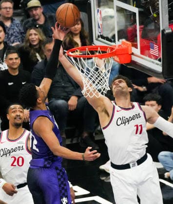 (260207) -- SACRAMENTO, Feb. 7, 2026 -- Brook Lopez (R) of Los Angeles Clippers defends during the 2025-2026 NBA, Basketball Herren, USA regular season basketball game between Los Angeles Clippers and Sacramento Kings in Sacramento, the United States, Feb. 6, 2026. (Photo by Xinhua) (SP)U.S.-SACRAMENTO-BASKETBALL-NBA-CLIPPERS VS KINGS SunxYuxuan 