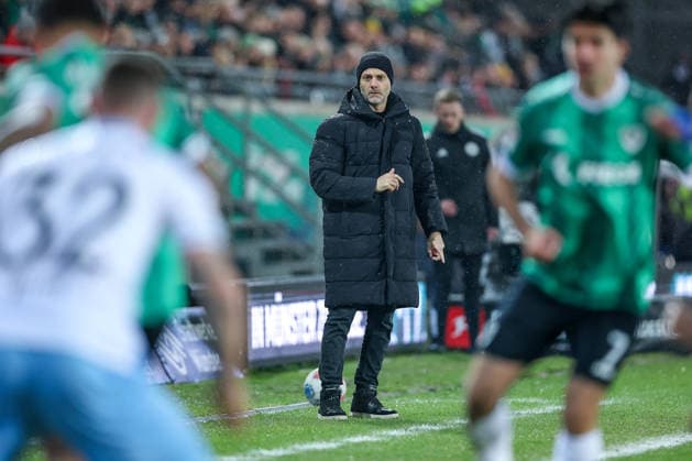 06.02.2026, Fußball, Preußen Münster - VfL Bochum, 2. Fußball Bundesliga, Preußenstadion, 21.Spieltag, Saison 2025 2026: Cheftrainer Alexander Ende (Preussen Muenster hc) gestikulierend am Spielfeldrand DFB regulations prohibit any use of photographs as image sequences and or quasi-video. Nordrhein-Westfalen Deutschland *** 06 02 2026, Football, Preußen Münster VfL Bochum, 2 Fußball Bundesliga, Preußenstadion, 21 Spieltag, Saison 2025 2026 Head coach Alexander Ende Preussen Muenster hc gesticulating on the sidelines DFB regulations prohibit any use of photographs as image sequences and or quasi video Nordrhein Westfalen Germany