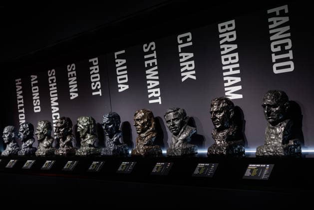 The Formula 1 Exhibition - Eine Reihe von Bronzebüsten legendärer Champions, beginnend mit dem britischen Formel-1-Rennfahrer Lewis Hamilton, gefolgt von dem Spanier Fernando Alonso, dem deutschen Michael Schumacher, dem Brasilianer Ayrton Senna, dem Franzosen Alain Prost, dem Österreicher Niki Lauda, dem Briten Jackie Stewart, dem Briten Jim Clark, dem Australier Jack Brabham und dem Argentinier Juan Manuel Fangio, ist am 05.02.2026 in der F1 Exhibition in der Eventlocation OBEX in Oberhausen (Nordrhein-Westfalen, Deutschland) ausgestellt. Die Galerie ehrt die erfolgreichsten Piloten der Motorsportgeschichte und zeigt die Evolution der Sicherheits- und Technik-Ären durch die Augen ihrer größten Helden. Die Formel 1 Ausstellung bietet auf 3000 Quadratmetern Einblicke in die Formel 1 Geschichte, inklusive historischer Rennwagen und interaktiver Elemente und wurde aufgrund hoher Nachfrage bis zum 12. April 2026 verlängert. *** The Formula 1 Exhibition A series of bronze busts of legendary champions, starting with British Formula 1 racing driver Lewis Hamilton, followed by Spaniard Fernando Alonso, German Michael Schumacher, Brazilian Ayrton Senna, Frenchman Alain Prost, Austrian Niki Lauda, Briton Jackie Stewart, Briton Jim Clark, Australian Jack Brabham and Argentinian Juan Manuel Fangio, is on display at the F1 Exhibition in the event location OBEX in Oberhausen North Rhine-Westphalia, Germany on 05 02 2026 The gallery honors the most successful drivers in motorsport history and shows the evolution of the safety and technology eras through the eyes of their greatest heroes The Formula 1 exhibition offers 3000 square meters of insight into Formula 1 history, including historic racing cars and interactive elements and has been extended until 12 April 2026 due to high demand