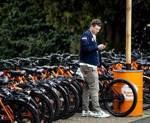 MILAN - Sven Kramer arrives for the opening of the TeamNL House. The House is where Dutch people gather during the Winter Olympics to celebrate, among other things, the successes of Dutch athletes. ROBIN VAN LONKHUIJSEN ANP xVIxANPxSportx xxANPxIVx 549899234 originalFilename: 549899234.jpg