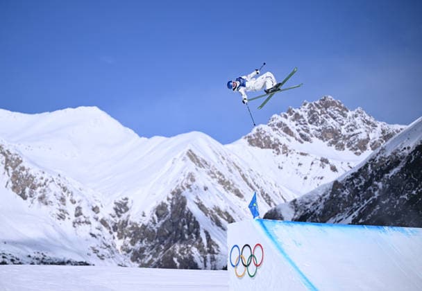 (260207) -- LIVIGNO, Feb. 7, 2026 -- Gu Ailing of China competes during the freestyle skiing women s freeski slopestyle qualification of the Milan-Cortina 2026 Olympic Winter games, Winterspiele,Spiele, Summer games in Livigno, Italy, Feb. 7, 2026. ) (MICO2026)ITALY-LIVIGNO-OLYMPIC WINTER GAMES-FREESTYLE SKIING-WOMEN S FREESKI SLOPESTYLE ZhangxHongxiang 