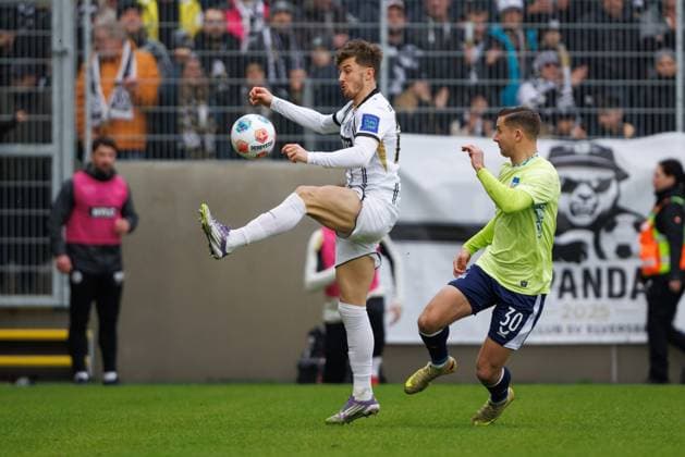 Lukas Petkov SV 07 Elversberg in duel with Paul Seguin Hertha BSC Berlin , SV Elversberg vs Hertha BSC Berlin, Football, 2 Bundesliga, Matchday 21, Season 2025 2026, 07 02 2026 DFB regulations prohibit any use of photographs as image sequences and or quasi video SV Elversberg vs Hertha BSC Berlin, Football, 2 Bundesliga, Matchday 21, Season 2025 2026, 07 02 2026 Copyright: xEibner-Pressefoto AlexanderxNeisx EP_ANS