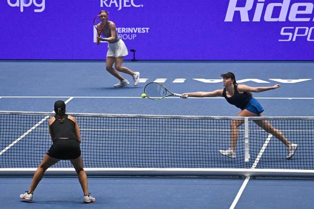 Lucie Havlickova, backward left, and Dominika Salkova, backward right, (both CZE) in the match against Quinn Gleason, front left, (USA) and Anna Siskova, not seen, (CZE) within the WTA, Tennis Damen women s tennis tournament Ostrava Open in Ostrava, Czech Republic, February 6, 2026. (CTKxPhoto JaroslavxOzana) CTKPhotoP2026020611271 CTKPhotoP2026020611271