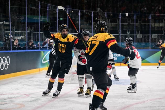 Goal celebration 4:0 Nicola Hadraschek, Ice hockey, Eishockey Women™s Prelim Round Group B, Germany - Japan, Milano Cortina 2026 Olympic Games, Olympische Spiele, Olympia, OS 07-02-2026 *** Goal celebration 4 0 Nicola Hadraschek, Ice Hockey Women™s Prelim Round Group B, Germany Japan, Milano Cortina 2026 Olympic Games 07 02 2026 Copyright: HMBxMedia MarcxNiemeyer