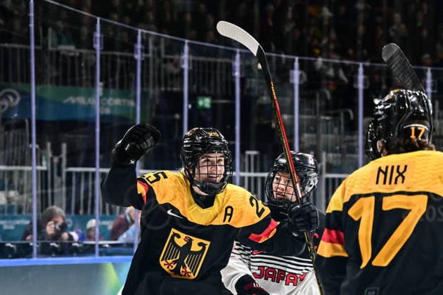Goal celebration 4:0 Nicola Hadraschek, Ice hockey, Eishockey Women™s Prelim Round Group B, Germany - Japan, Milano Cortina 2026 Olympic Games, Olympische Spiele, Olympia, OS 07-02-2026 *** Goal celebration 4 0 Nicola Hadraschek, Ice Hockey Women™s Prelim Round Group B, Germany Japan, Milano Cortina 2026 Olympic Games 07 02 2026 Copyright: HMBxMedia MarcxNiemeyer