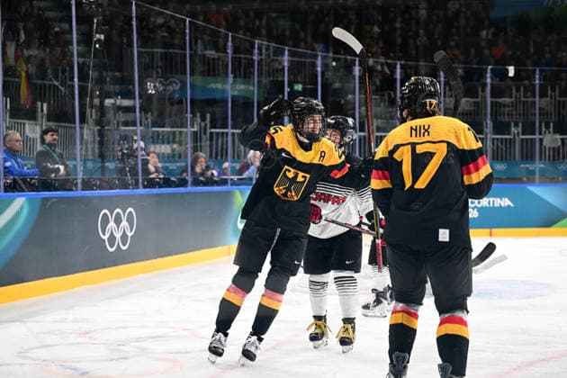 Goal celebration 4:0 Nicola Hadraschek, Ice hockey, Eishockey Women™s Prelim Round Group B, Germany - Japan, Milano Cortina 2026 Olympic Games, Olympische Spiele, Olympia, OS 07-02-2026 *** Goal celebration 4 0 Nicola Hadraschek, Ice Hockey Women™s Prelim Round Group B, Germany Japan, Milano Cortina 2026 Olympic Games 07 02 2026 Copyright: HMBxMedia MarcxNiemeyer