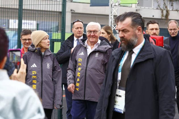FOTO IPP MIPA MILANO 7 2 2026 NELLA FOTO : VILLAGGIO OLIMPICO, FRANK WALTER STEINMEIER PRESIDENTE FEDERALE DELLA GERMANIA CON LA GIACCA DELLA NAZIONALE Italy Photo Press - World Copyright MILANO italy ITALY ITALY  Copyright: xR4924_italyphotopressx