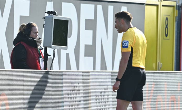 07 02 2026 Soccer Season 2025 2026 2 Soccer Bundesliga 21 Matchday SC Paderborn 07 SCP 1 FC Nuremberg FCN Club Sportfoto Zink xwoxzix DFL regulations prohibit any use of photographs as image sequences and or quasi video only for editorial use Eric Weisbach Referee Videobeweis VAR