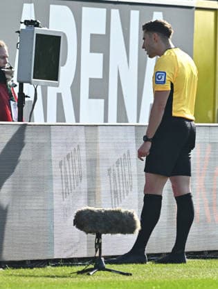 07 02 2026 Soccer Season 2025 2026 2 Soccer Bundesliga 21 Matchday SC Paderborn 07 SCP 1 FC Nuremberg FCN Club Sportfoto Zink xwoxzix DFL regulations prohibit any use of photographs as image sequences and or quasi video only for editorial use Eric Weisbach Referee Videobeweis VAR