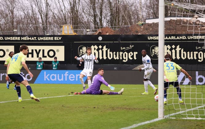 07 02 2026, Football, Men, 2 Bundesliga, Season 2025 2026, SV 07 Elversberg Hertha BSC Berlin, Michael Karbownik Hertha BSC Berlin clears Lukas Petkovs shot SV 07 Elversberg in front of the line Elversberg Ursapharm Arena an der Kaiserlinde Saarland Germany DEU Copyright: xFabianxKleerx