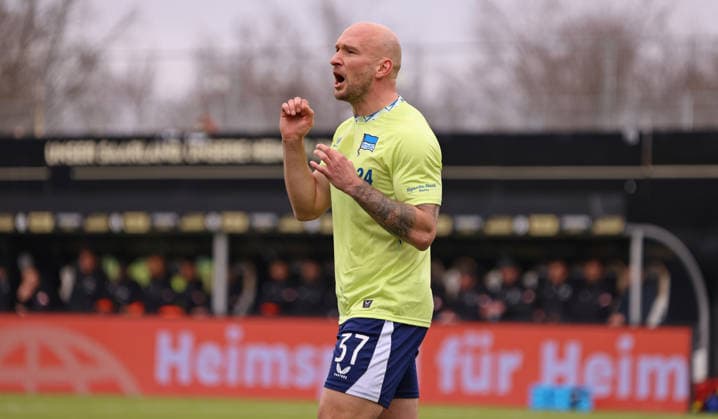 07 02 2026, Football, Men, 2 Bundesliga, Season 2025 2026, SV 07 Elversberg Hertha BSC Berlin, Toni Leistner Hertha BSC Berlin gestures, gives instructions Elversberg Ursapharm Arena an der Kaiserlinde Saarland Germany DEU Copyright: xFabianxKleerx