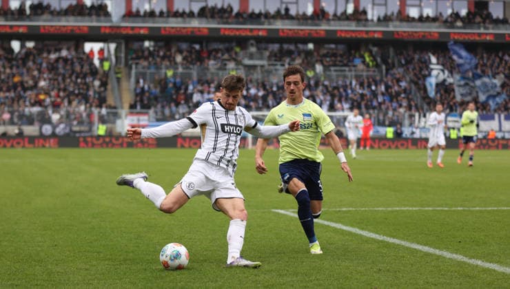 07 02 2026, Football, Men, 2 Bundesliga, Season 2025 2026, SV 07 Elversberg Hertha BSC Berlin, Lukas Petkov SV 07 Elversberg Michael Karbownik Hertha BSC Berlin Elversberg Ursapharm Arena an der Kaiserlinde Saarland Germany DEU Copyright: xFabianxKleerx