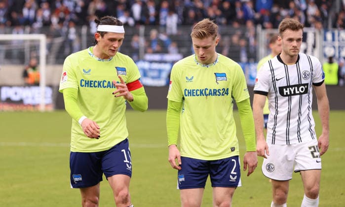 07 02 2026, Football, Men, 2 Bundesliga, Season 2025 2026, SV 07 Elversberg Hertha BSC Berlin, Fabian Reese Hertha BSC Berlin talks to Julian Eitschberger Hertha BSC Berlin Elversberg Ursapharm Arena an der Kaiserlinde Saarland Germany DEU Copyright: xFabianxKleerx