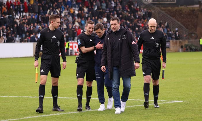 07 02 2026, Football, Men, 2 Bundesliga, Season 2025 2026, SV 07 Elversberg Hertha BSC Berlin, Coach Stefan Leitl Hertha BSC Berlin and Benjamin Weber Hertha BSC Berlin talk wildly to the referee team while walking into the dressing room Elversberg Ursapharm Arena an der Kaiserlinde Saarland Germany DEU Copyright: xFabianxKleerx