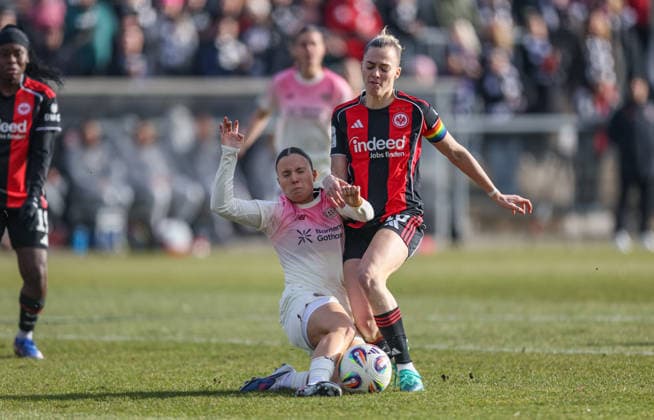 GER, Frankfurt, Eintracht Frankfurt vs Bayer 04 Leverkusen, Google Pixel Bundesliga, Football, DFB, Season 2024 2026, Stadion am Bretanobad, 17 Matchday in picture v l Estrella Merino Gonzalez Bayer Leverkusen 10 , Laura Freigang Eintracht Frankfurt Frauen 10 , Zweikampf DFB DFL REGULATIONS PROHIBIT ANY USE OF PHOTOGRAPHS AS IMAGE SEQUENCES AND OR QUASI VIDEO, 07 02 2026 Copyright: HMBxMedia HendrikxHamelau