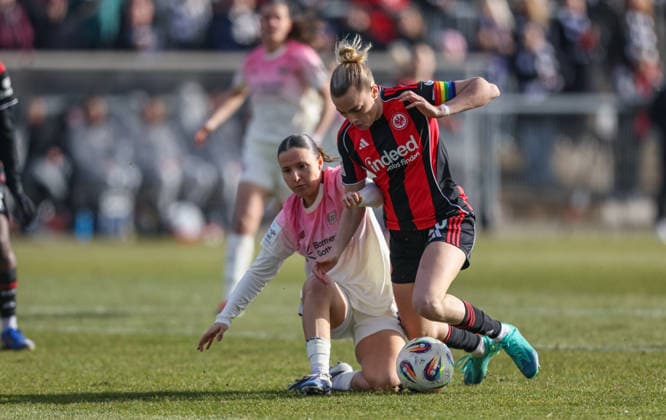 GER, Frankfurt, Eintracht Frankfurt vs Bayer 04 Leverkusen, Google Pixel Bundesliga, Football, DFB, Season 2024 2026, Stadion am Bretanobad, 17 Matchday in picture v l Estrella Merino Gonzalez Bayer Leverkusen 10 , Laura Freigang Eintracht Frankfurt Frauen 10 , Zweikampf DFB DFL REGULATIONS PROHIBIT ANY USE OF PHOTOGRAPHS AS IMAGE SEQUENCES AND OR QUASI VIDEO, 07 02 2026 Copyright: HMBxMedia HendrikxHamelau
