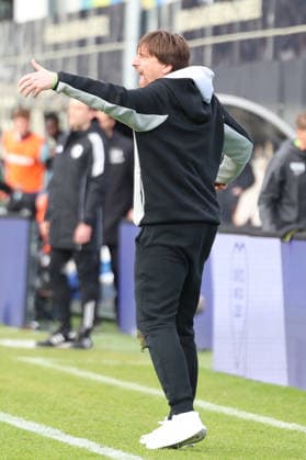 07 02 2026, xrekx, Fußball 2 Bundesliga, SV Elversberg Hertha BSC Berlin v l Vincent Wagner Trainer SV 07 Elversberg gibt Anweisungen, gestikuliert, mit den Armen gestikulieren gives instructions, gesticulate DFL DFB REGULATIONS PROHIBIT ANY USE OF PHOTOGRAPHS as IMAGE SEQUENCES and or QUASI VIDEO Elversberg