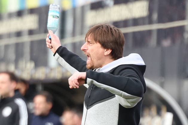 07 02 2026, xrekx, Fußball 2 Bundesliga, SV Elversberg Hertha BSC Berlin v l Vincent Wagner Trainer SV 07 Elversberg gibt Anweisungen, gestikuliert, mit den Armen gestikulieren gives instructions, gesticulate DFL DFB REGULATIONS PROHIBIT ANY USE OF PHOTOGRAPHS as IMAGE SEQUENCES and or QUASI VIDEO Elversberg