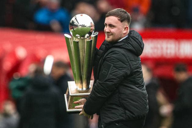 Premier League Manchester United, ManU v Tottenham Hotspur Luke ˜The Nuke™ Littler shows his PDC World Championship, WM, Weltmeisterschaft trophy after winning it for his second consecutive year during the Premier League match Manchester United vs Tottenham Hotspur at Old Trafford, Manchester, United Kingdom on 07 February 2026 (Photo by Alfie Cosgrove News Images) Manchester Old Trafford Greater Manchester United Kingdom Copyright: xAlfiexCosgrove NewsxImagesx