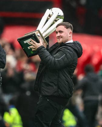Premier League Manchester United, ManU v Tottenham Hotspur Luke ˜The Nuke™ Littler shows his PDC World Championship, WM, Weltmeisterschaft trophy after winning it for his second consecutive year during the Premier League match Manchester United vs Tottenham Hotspur at Old Trafford, Manchester, United Kingdom on 07 February 2026 (Photo by Alfie Cosgrove News Images) Manchester Old Trafford Greater Manchester United Kingdom Copyright: xAlfiexCosgrove NewsxImagesx