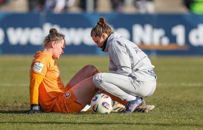 GER, Frankfurt, Eintracht Frankfurt vs Bayer 04 Leverkusen, Google Pixel Bundesliga, Football, DFB, Season 2024 2026, Stadion am Bretanobad, 17 Matchday in picture Friederike Repohl Bayer Leverkusen Women 27 , Injury, Treatment against Eintracht Frankfurt DFB DFL REGULATIONS PROHIBIT ANY USE OF PHOTOGRAPHS AS IMAGE SEQUENCES AND OR QUASI VIDEO, 07 02 2026 Copyright: HMBxMedia HendrikxHamelau