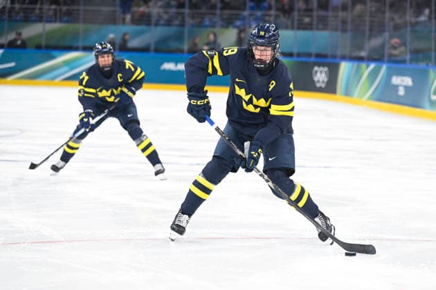 MILANO, ITALIEN 20260207 Sveriges Sara Hjalmarsson och Anna Kjellbin under gruppspelsmatch i OS mellan Sverige och Italien pa Santagiulia Arena under OS i Milano. MILANO ITALIEN x10070x *** MILANO, ITALY 20260207 Swedens Sara Hjalmarsson and Anna Kjellbin during the Olympic group stage match between Sweden and Italy at the Santagiulia Arena during the Milan Olympics MILANO ITALY x10070x  Copyright: xJessicaxGow TTx OS 2026 ISHOCKEY SVERIGE-ITALIEN