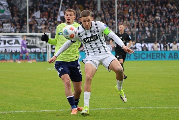 07 02 2025, Football, Men, 2 Bundesliga, Season 2025 2026, SV 07 Elversberg Hertha BSC Berlin, Lukas Pinckert SV 07 Elversberg , Michael Cuisance Hertha BSC Berlin Elversberg Ursapharm Arena an der Kaiserlinde Saarland Germany DEU Copyright: xFabianxKleerx