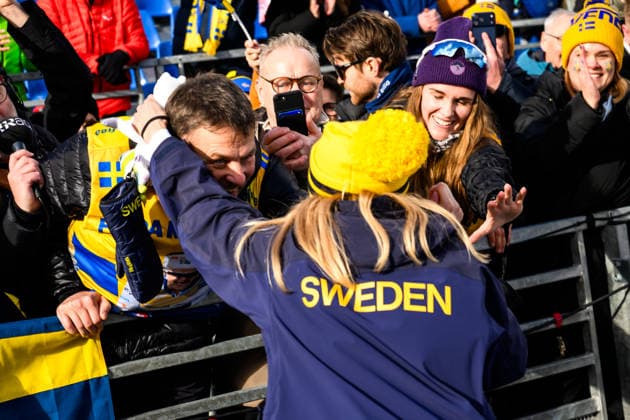 260207 Frida Karlsson of Sweden celebrate with her family after the women s 20 km cross-country skiing skiathlon during day 1 of the 2026 Winter Olympics on February 7, 2026 in Val di Fiemme. Photo: Maxim Thore BILDBYRAN kod MT MT0961 skidor cross-country skiing langrenn Olympic Games, Olympische Spiele, Olympia, OS olympics winter olympics os ol olympiska spel vinter-os olympiske leker milano cortina 2026 milan cortina 2026 milano cortina 2026 olympic games milano cortina 2026 winter olympic games milano cortina-os milano cortina-ol vinter-ol 1 bbeng skiathlon dam jubel os-guld guld medalj sverige *** 260207 Frida Karlsson of Sweden celebrate with her family after the women s 20 km cross country skiing skiathlon during day 1 of the 2026 Winter Olympics on February 7, 2026 in Val di Fiemme Photo Maxim Thore BILDBYRAN kod MT MT0961 skidor cross country skiing langrenn olympic games olympics winter olympics os ol olympiska spel vinter os olympiske leker milano cortina 2026 milan cortina 2026 milano cortina 2026 olympic games milano cortina 2026 winter olympic games milano cortina os milano cortina ol vinter ol 1 bbeng skiathlon dam jubel os guld guld medalj sverige  Copyright: MAXIMxTHORE BB260207MT114