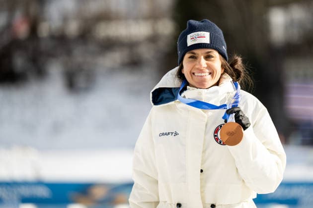 WENG Heidi (Norwegen) jubelt auf dem Podium bei der Siegerehrung ueber Platz 3 und die Bronze Medaille, ITA, Olympische Spiele Milano Cortina 2026, Olympia, Langlauf, 10 km + 10 km Skiathlon Damen, 07.02.2026 ITA, Olympische Spiele Milano Cortina 2026, Olympia, Langlauf, 10 km + 10 km Skiathlon Damen, 07.02.2026 Tesero *** WENG Heidi Norway cheers on the podium at the award ceremony for 3rd place and the bronze medal, ITA, Olympic Games Milano Cortina 2026, Olympics, cross-country skiing, 10 km 10 km skiathlon women, 07 02 2026 ITA, Olympic Games Milano Cortina 2026, Olympics, cross-country skiing, 10 km 10 km skiathlon women, 07 02 2026 Tesero Copyright: xEibner-Pressefoto Memmlerx EP_MMR
