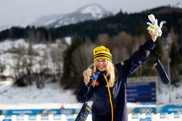 KARLSSON Frida (Schweden) jubelt auf dem Podium bei der Siegerehrung ueber den Sieg und die Gold Medaille, ITA, Olympische Spiele Milano Cortina 2026, Olympia, Langlauf, 10 km + 10 km Skiathlon Damen, 07.02.2026 ITA, Olympische Spiele Milano Cortina 2026, Olympia, Langlauf, 10 km + 10 km Skiathlon Damen, 07.02.2026 Tesero *** KARLSSON Frida Sweden celebrates victory and the gold medal on the podium at the award ceremony, ITA, Olympic Games Milano Cortina 2026, Olympics, cross-country skiing, 10 km 10 km skiathlon women, 07 02 2026 ITA, Olympic Games Milano Cortina 2026, Olympics, cross-country skiing, 10 km 10 km skiathlon women, 07 02 2026 Tesero Copyright: xEibner-Pressefoto Memmlerx EP_MMR