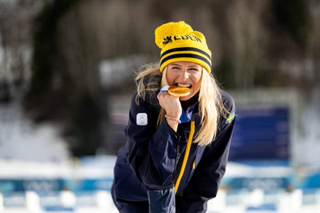 KARLSSON Frida (Schweden) jubelt auf dem Podium bei der Siegerehrung ueber den Sieg und die Gold Medaille, ITA, Olympische Spiele Milano Cortina 2026, Olympia, Langlauf, 10 km + 10 km Skiathlon Damen, 07.02.2026 ITA, Olympische Spiele Milano Cortina 2026, Olympia, Langlauf, 10 km + 10 km Skiathlon Damen, 07.02.2026 Tesero *** KARLSSON Frida Sweden celebrates victory and the gold medal on the podium at the award ceremony, ITA, Olympic Games Milano Cortina 2026, Olympics, cross-country skiing, 10 km 10 km skiathlon women, 07 02 2026 ITA, Olympic Games Milano Cortina 2026, Olympics, cross-country skiing, 10 km 10 km skiathlon women, 07 02 2026 Tesero Copyright: xEibner-Pressefoto Memmlerx EP_MMR