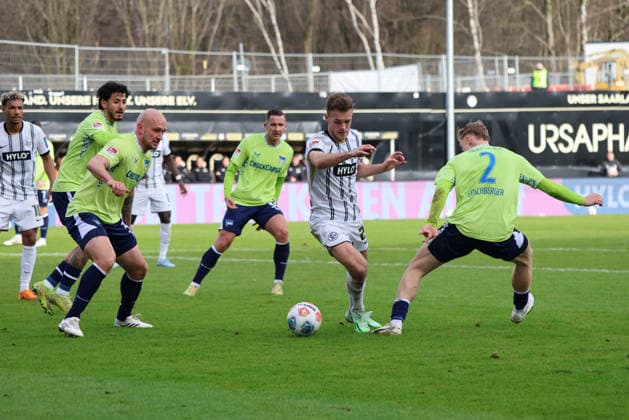 07 02 2025, Football, Men, 2 Bundesliga, Season 2025 2026, SV 07 Elversberg Hertha BSC Berlin, Tom Zimmerschied SV 07 Elversberg , Toni Leistner Hertha BSC Berlin , Julian Eitschberger Hertha BSC Berlin Elversberg Ursapharm Arena an der Kaiserlinde Saarland Germany DEU Copyright: xFabianxKleerx