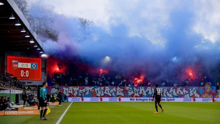 07.02.2026, xemx, Fussball 1.Bundesliga, 1.FC Heidenheim - Hamburger SV v.l. Stimmung, Schals, Ultras zuenden Pyrotechnik, Bengalos, Rauch, Böller (DFL DFB REGULATIONS PROHIBIT ANY USE OF PHOTOGRAPHS as IMAGE SEQUENCES and or QUASI-VIDEO) Heidenheim *** 07 02 2026, xemx, Fußball 1 Bundesliga, 1 FC Heidenheim Hamburger SV v l Stimmung, Schals, Ultras zuenden Pyrotechnik, Bengalos, Rauch, Böller DFL DFB REGULATIONS PROHIBIT ANY USE OF PHOTOGRAPHS as IMAGE SEQUENCES and or QUASI VIDEO Heidenheim