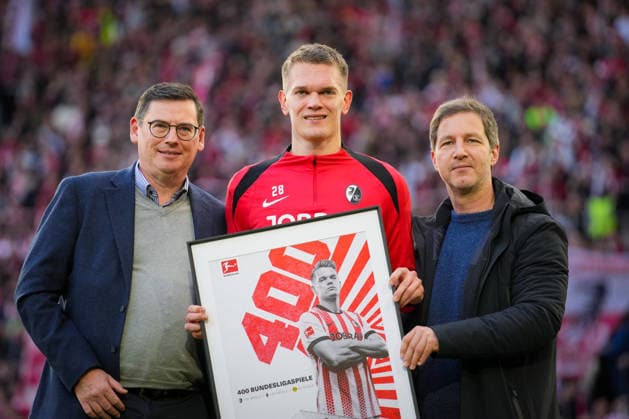Deutschland, Fußball, 1 Bundesliga, Saison 2025 2026, SC Freiburg vs. SV Werder Bremen Europa-Park-Stadion (Freiburg): Matthias Ginter (SC Freiburg, 28) Ehrung, 400 Bundesliga Spiel, Freiburg Europa Park Stadion Baden-Württemberg Deutschland *** Germany, Football, 1 Bundesliga, Season 2025 2026, SC Freiburg vs SV Werder Bremen Europa Park Stadion Freiburg Matthias Ginter SC Freiburg, 28 Honors, 400 Bundesliga match, Freiburg Europa Park Stadion Baden Württemberg Germany Copyright: xFINLEYxMÖRCHx