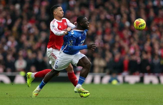 William Saliba of Arsenal fouls Brian Brobbey of Sunderland Arsenal v Sunderland, Premier League, Football, Emirates Stadium, London, UK - 07 Feb 2026London Emirates Stadium United Kingdom EDITORIAL USE ONLY No use with unauthorised audio, video, data, fixture lists, club league logos or live services. Online in-match use limited to 120 images, no video emulation. No use in betting, games or single club league player publications. Copyright: xKieranxMcManus Shutterstockx 16524338m