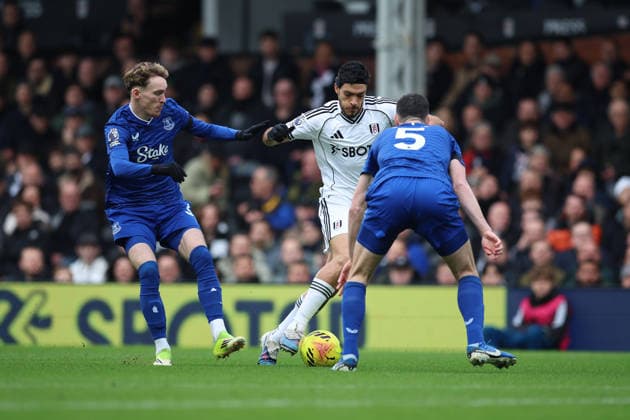 Fulham v Everton, Premier League Fulham Forward Raul JimÃ nez (7) runs with the ball at Michael Keane (5) during the Premier League match between Fulham and Everton at Craven Cottage, London, UK on 7 February 2026. London Craven Cottage Greater London UK Editorial use only DataCo restrictions apply See www.football-dataco.com , Copyright: xChrisxFoxwellx PSI-23698-0013