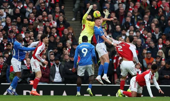 David Raya of Arsenal fails to deal with a cross Arsenal v Sunderland, Premier League, Football, Emirates Stadium, London, UK - 07 Feb 2026London Emirates Stadium United Kingdom EDITORIAL USE ONLY No use with unauthorised audio, video, data, fixture lists, club league logos or live services. Online in-match use limited to 120 images, no video emulation. No use in betting, games or single club league player publications. Copyright: xKieranxMcManus Shutterstockx 16524338n