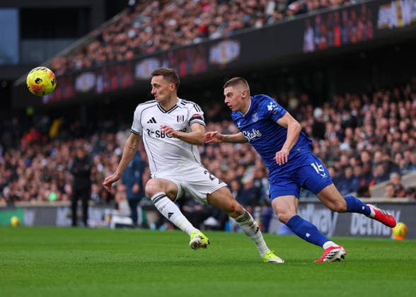 7th February 2026; Craven Cottage, Fulham, London, England; Premier League Football, Fulham versus Everton; Vitaliy Mykolenko of Everton under pressure from Timothy Castagne of Fulham  JohnxPatrickxFletcher