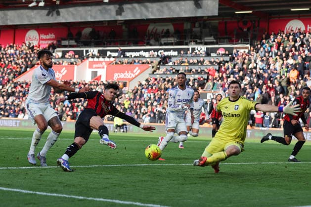 Football - 2025 2026 Premier League - AFC Bournemouth vs Aston Villa - Vitality Stadium - Saturday 7th February 2026 Evanilson of Bournemouth forces Emiliano Martinez of Aston Villa into a point blank save during the Premier League match at the Vitality Stadium COLORSPORT Shaun Boggust 