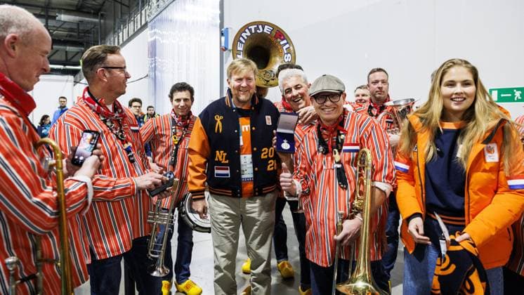 MILAN King Willem-Alexander and Princess Amalia with the band Kleintje Pils before the 3,000-meter long track Speed skating, Eisschnelllauf event at the Milan Speed Skating Stadium at the Milan Winter Olympics. ROBIN VAN LONKHUIJSEN ANP xVIxANPxSportx xxANPxIVx 549926827 originalFilename: 549926827.jpg